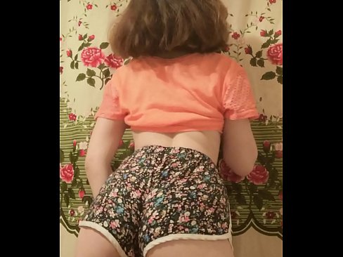 ❤️ Dhallaan yar oo sexy ah oo iska siibaysa surwaalka gaaban ee kamarada Galmo  ☑